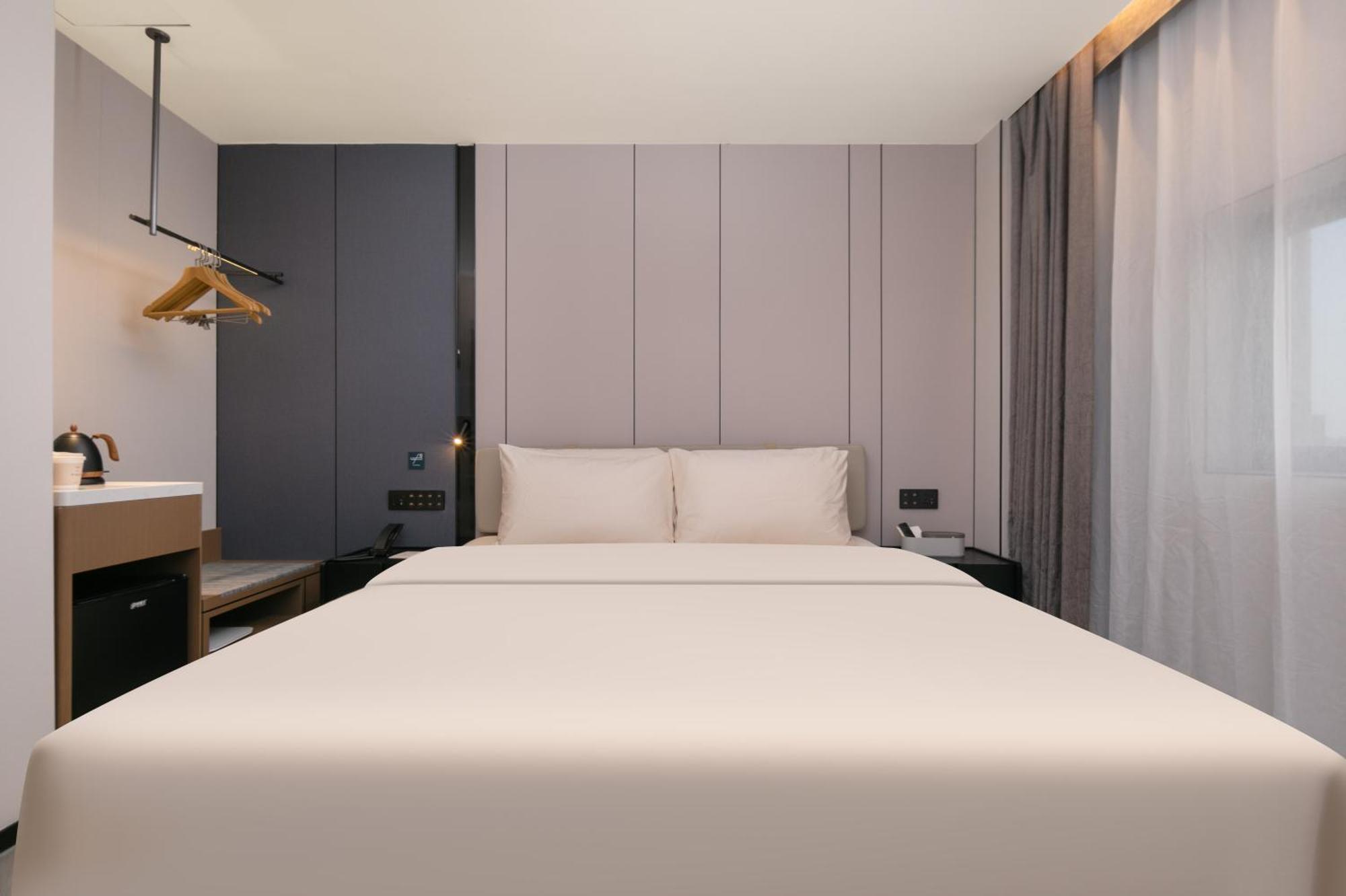 Atour Jing'an Temple West Nanjing Road Hotel 4*
